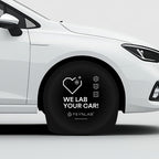 Feynlab pokrowce na kola zalozone na przednie kolo bialego auta