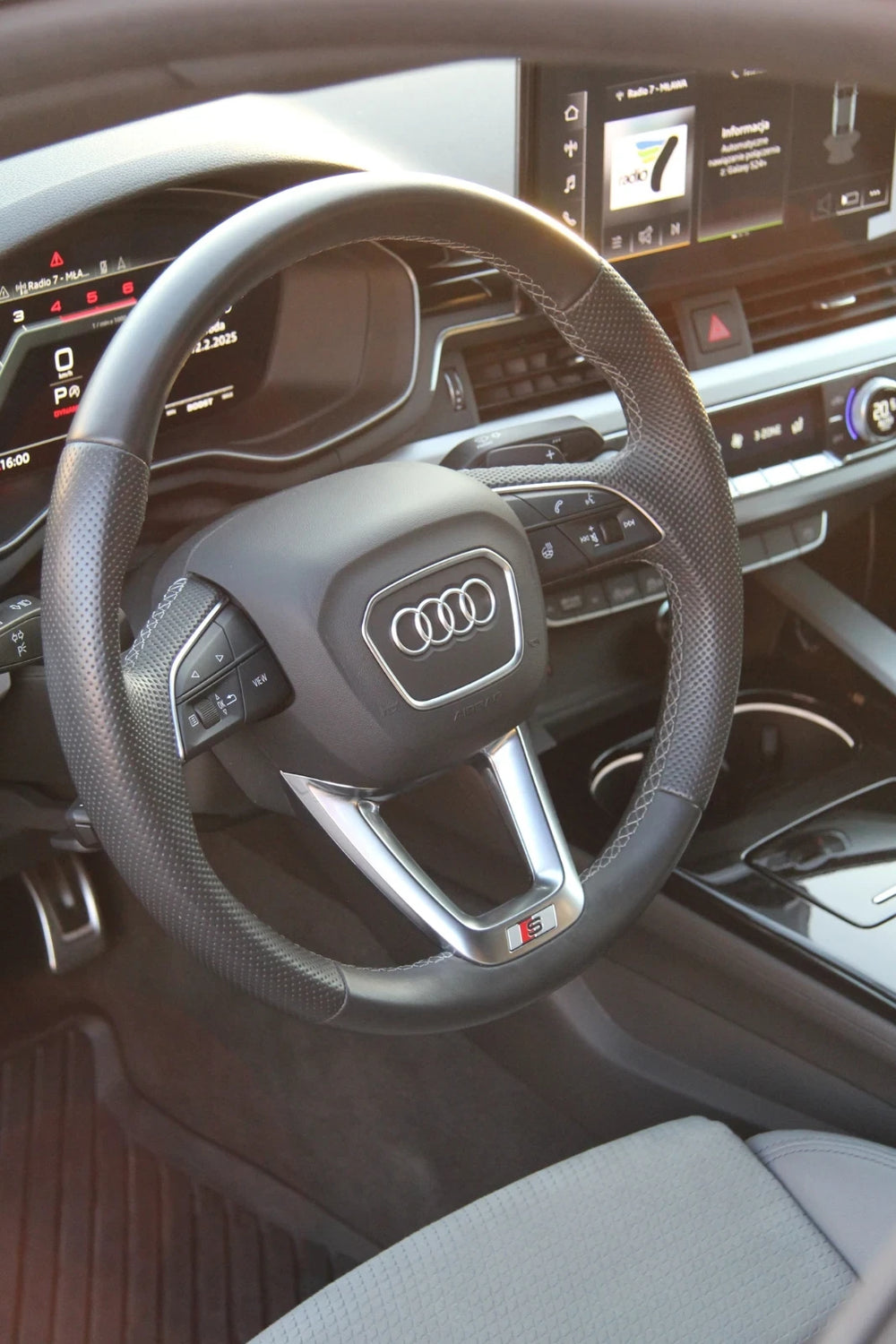 Skórzana kierownica i deska rozdzielcza we wnętrzu Audi S5