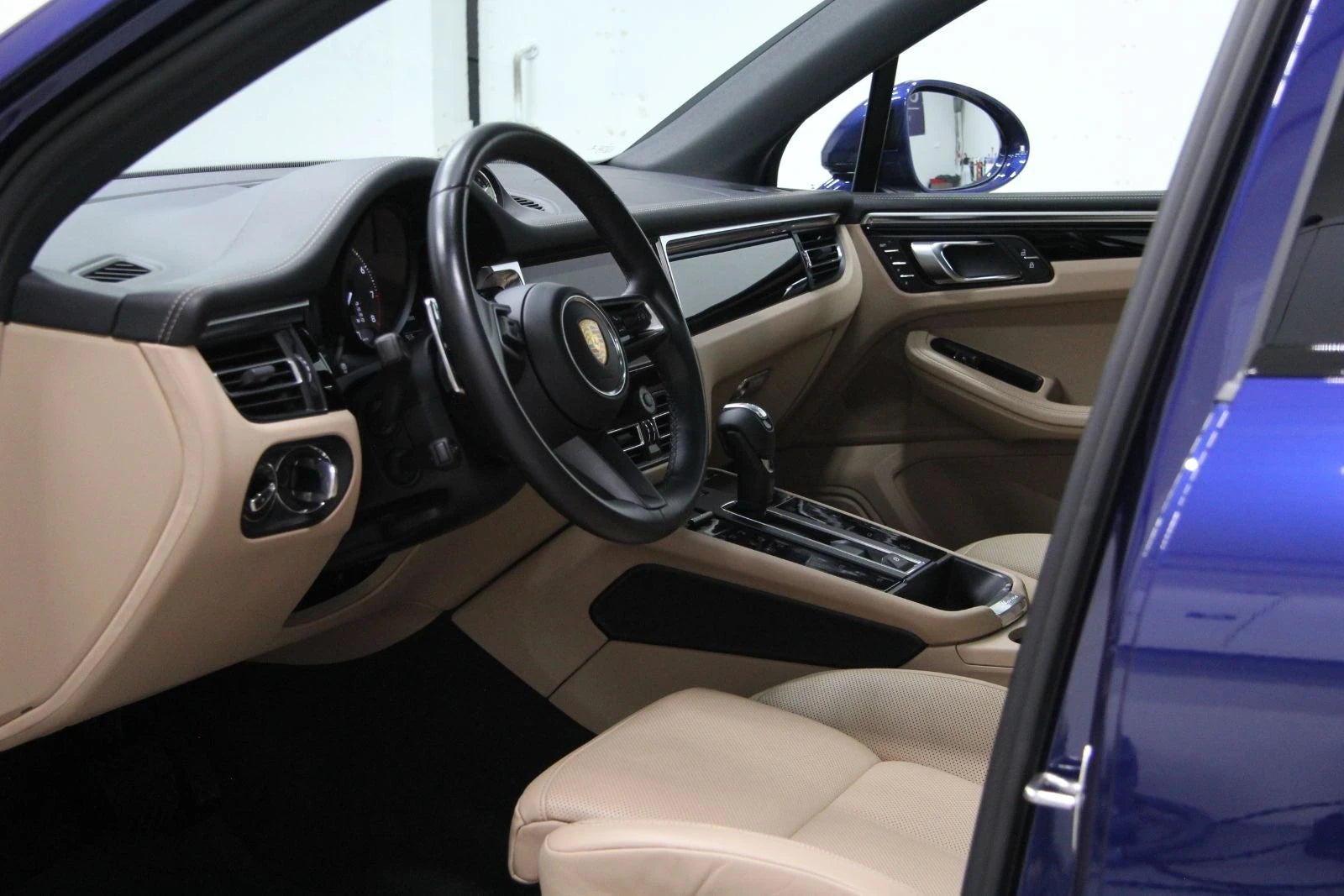 Beżowa skóra foteli i boczków drzwi we wnętrzu Porsche Macan