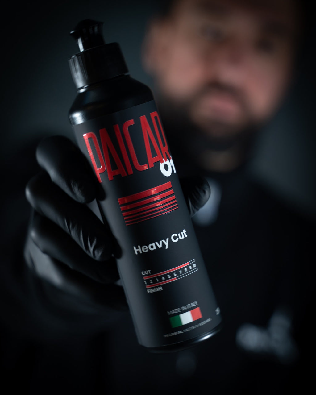 Butelka pasty PAICAR 01 Heavy Cut w dłoni, zdjęcie producenta