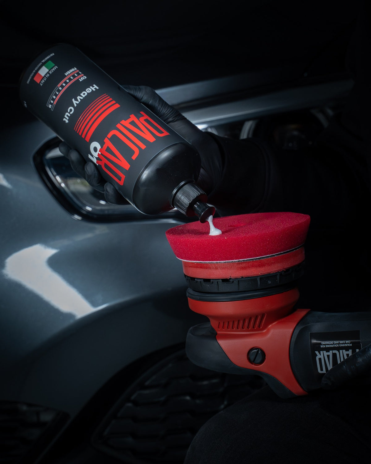 Pasta PAICAR 01 Heavy Cut nakładana na pad DA-01 przy aucie, zdjęcie producenta