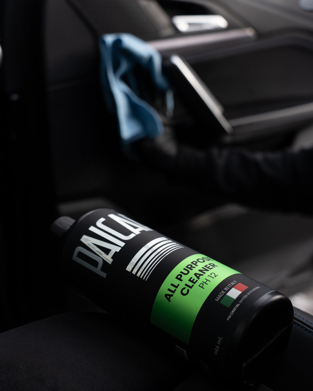 Butelka PAICAR All Purpose Cleaner we wnętrzu auta, zdjęcie producenta