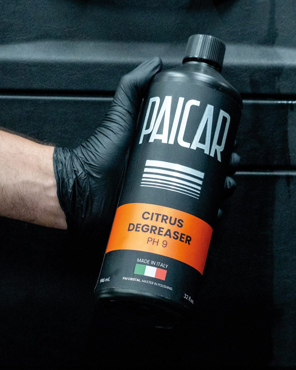Butelka PAICAR Citrus Degreaser pH 9 w dłoni, zdjęcie producenta