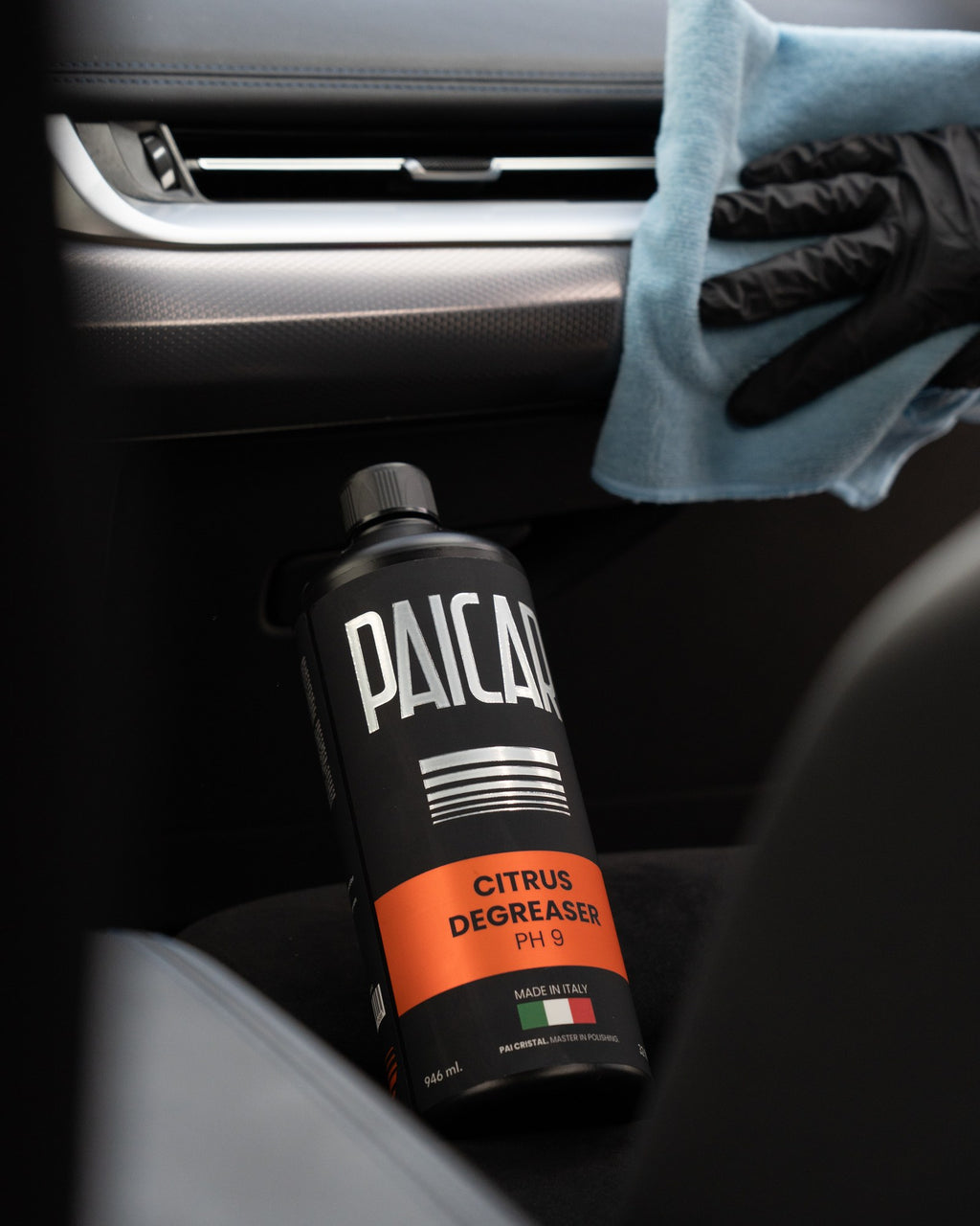 Butelka PAICAR Citrus Degreaser we wnętrzu auta, zdjęcie producenta