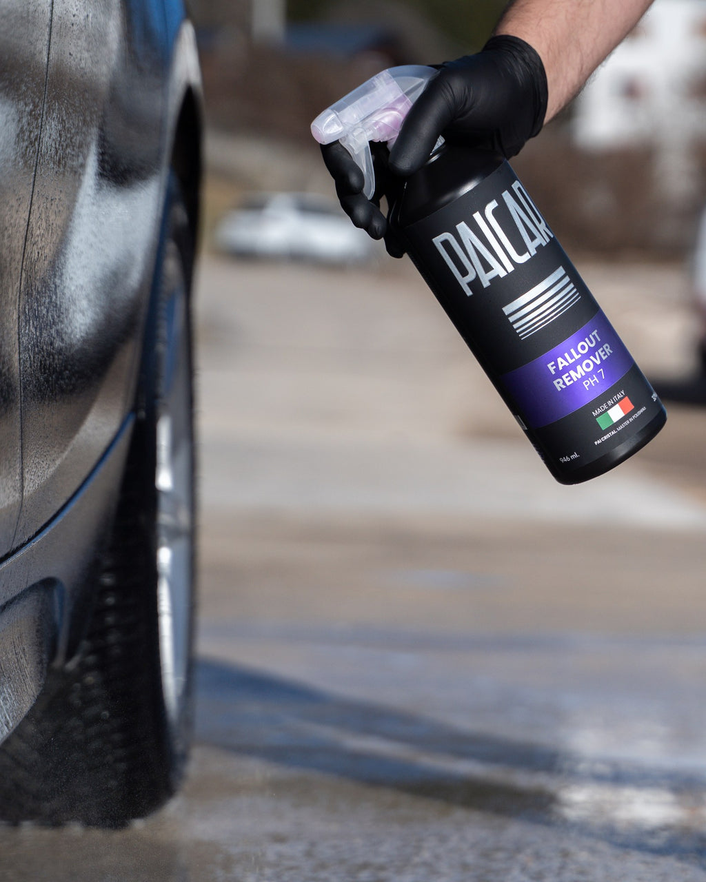 Aplikacja PAICAR Fallout Remover przy kole auta, zdjęcie producenta
