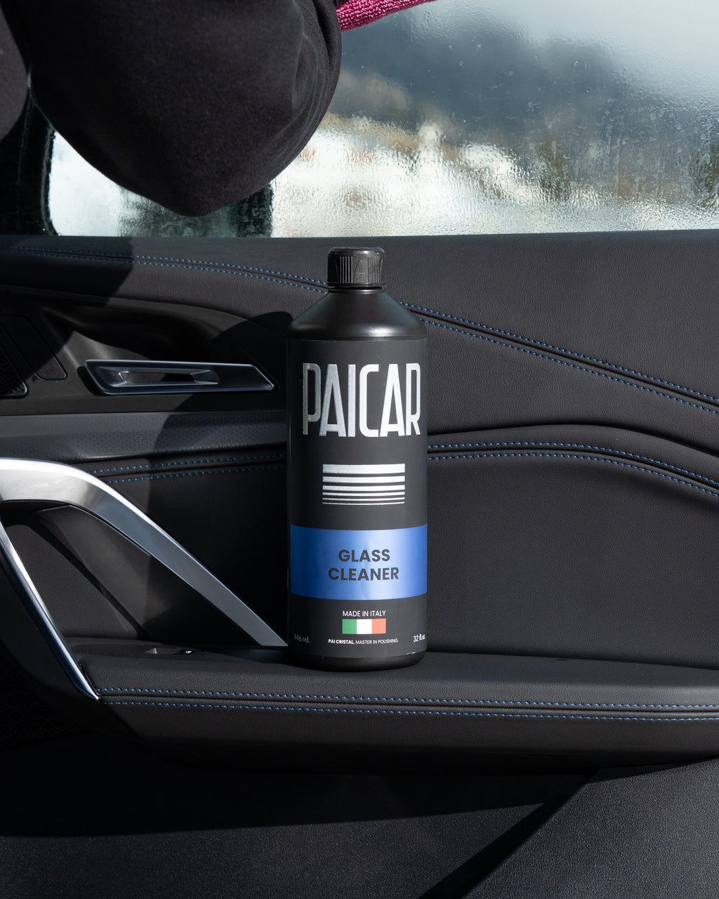 Butelka PAICAR Glass Cleaner w drzwiach auta, zdjęcie producenta