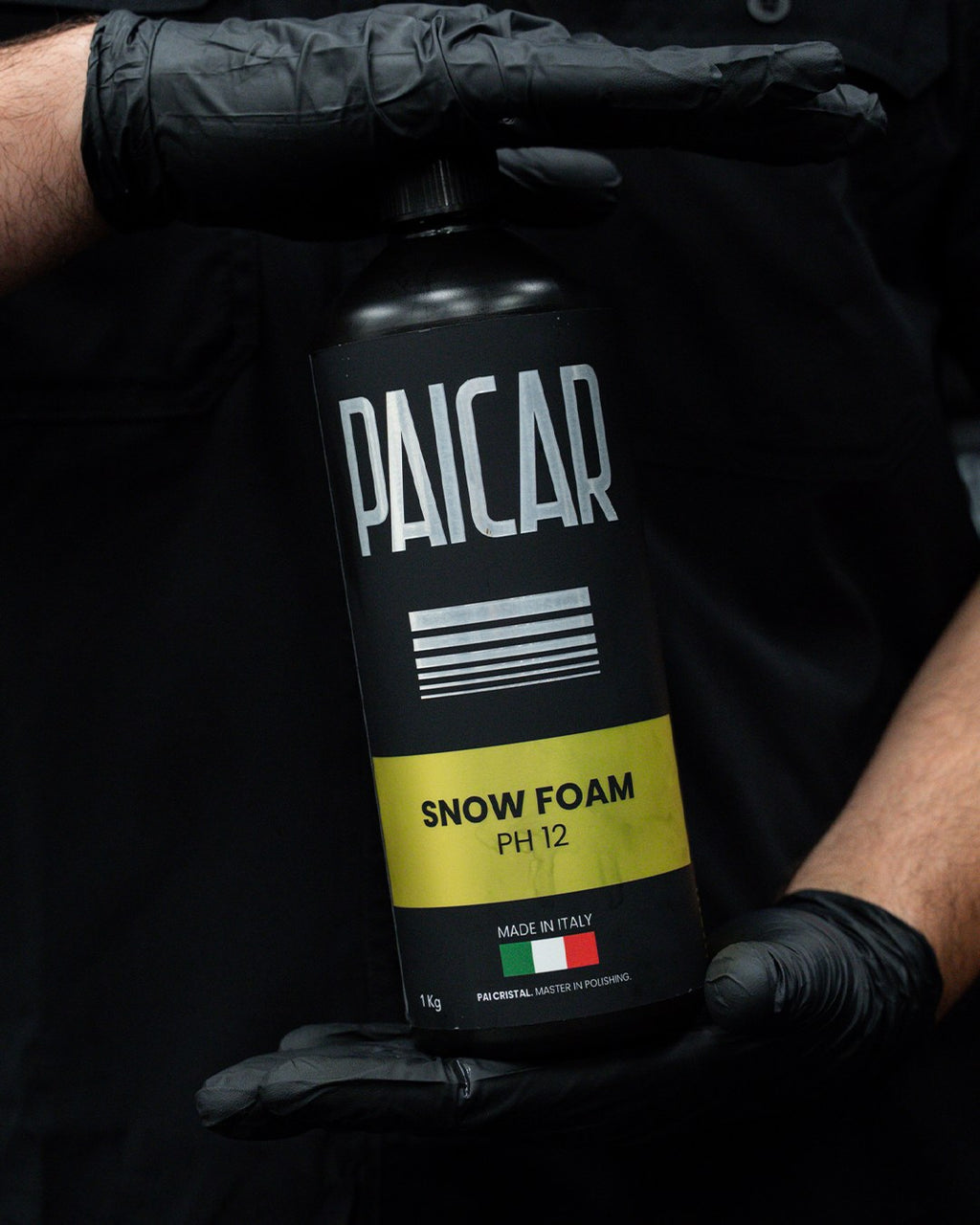 Butelka PAICAR Snow Foam pH 12 w dłoniach, zdjęcie producenta