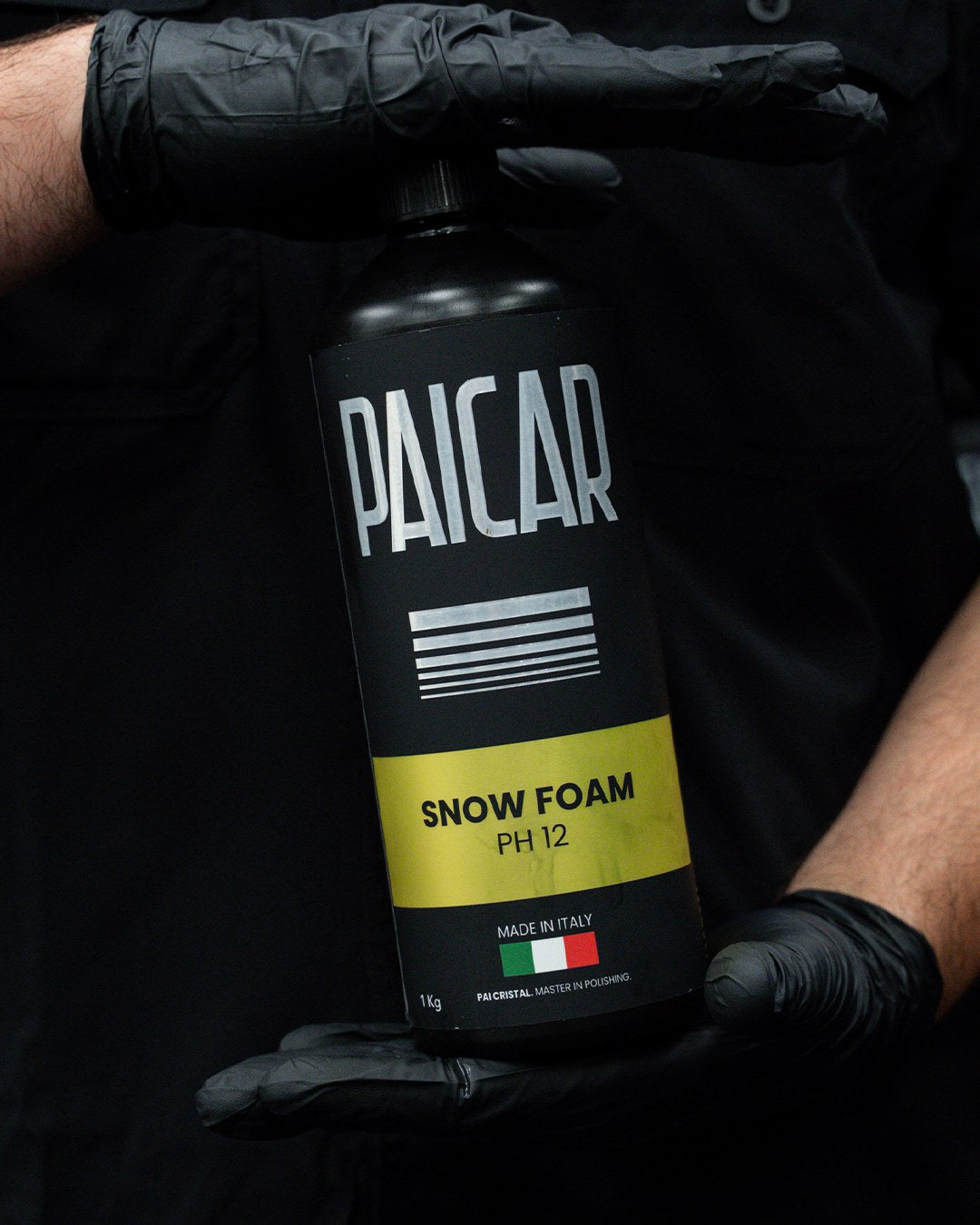 Butelka PAICAR Snow Foam pH 12 w dłoniach, zdjęcie producenta