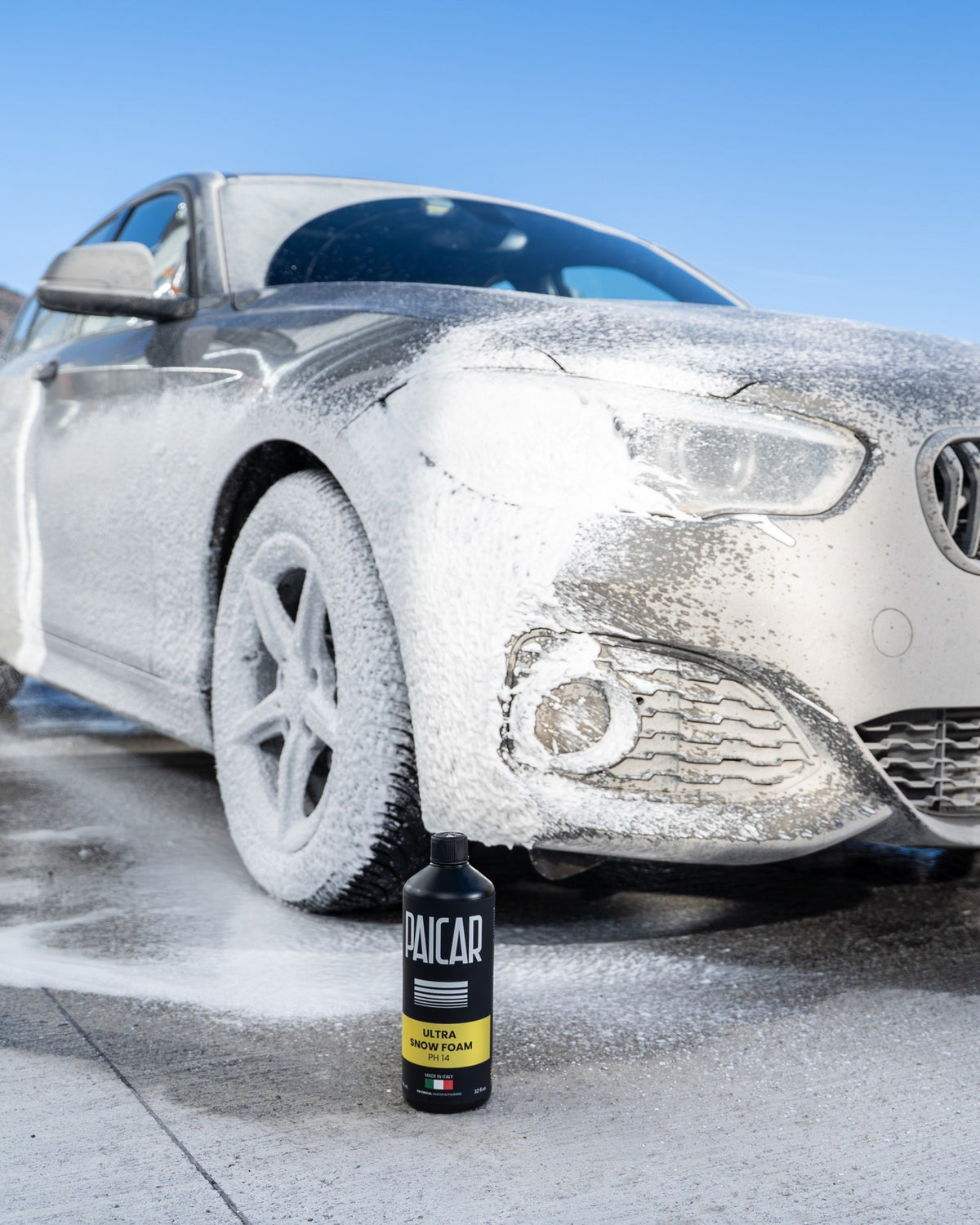 Auto pokryte pianą i butelka PAICAR Ultra Snow Foam, zdjęcie producenta