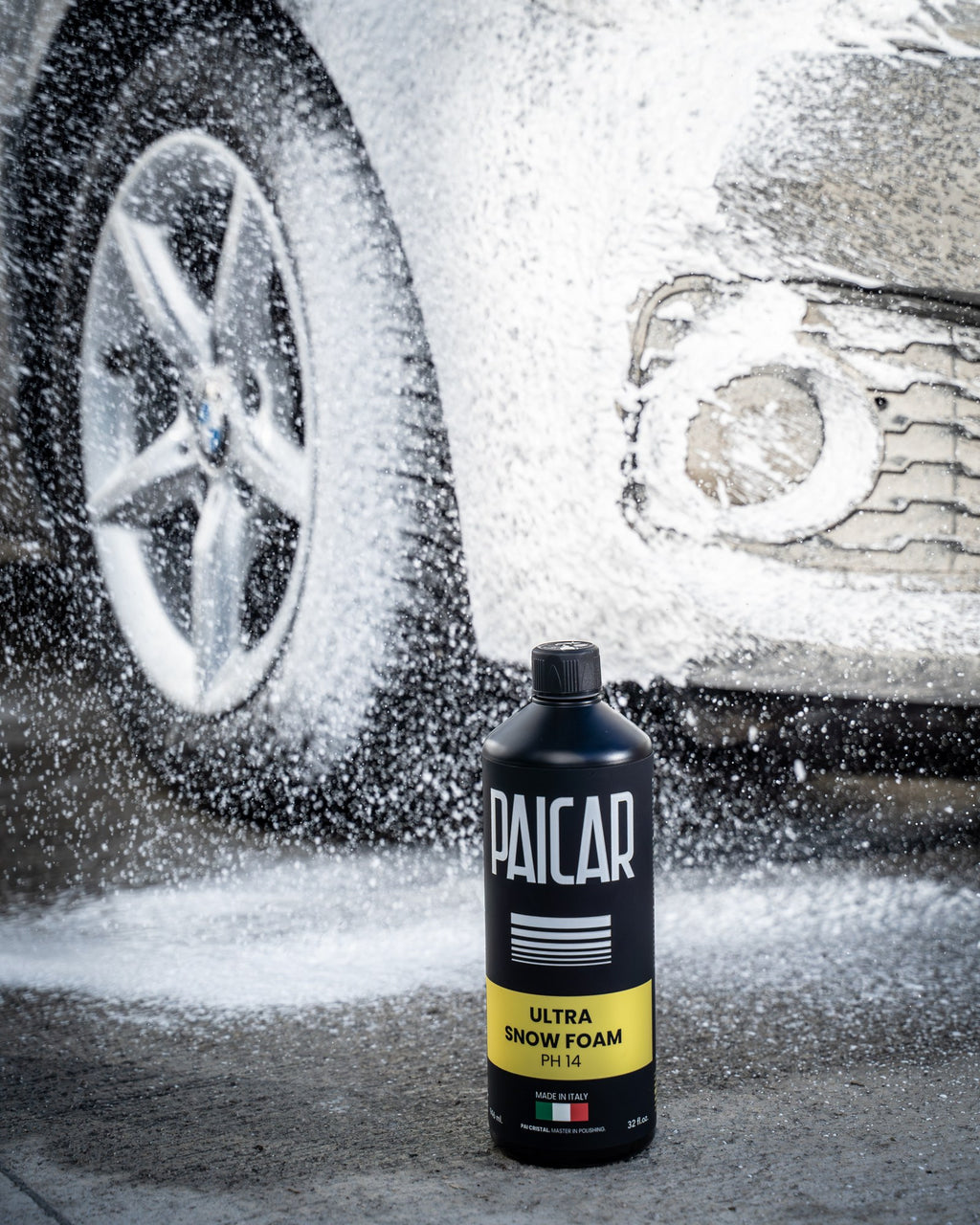 Butelka PAICAR Ultra Snow Foam przy kole auta w pianie, zdjęcie producenta