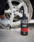 Butelka PAICAR Wheel & Tyre Cleaner przy myciu felgi, zdjęcie producenta