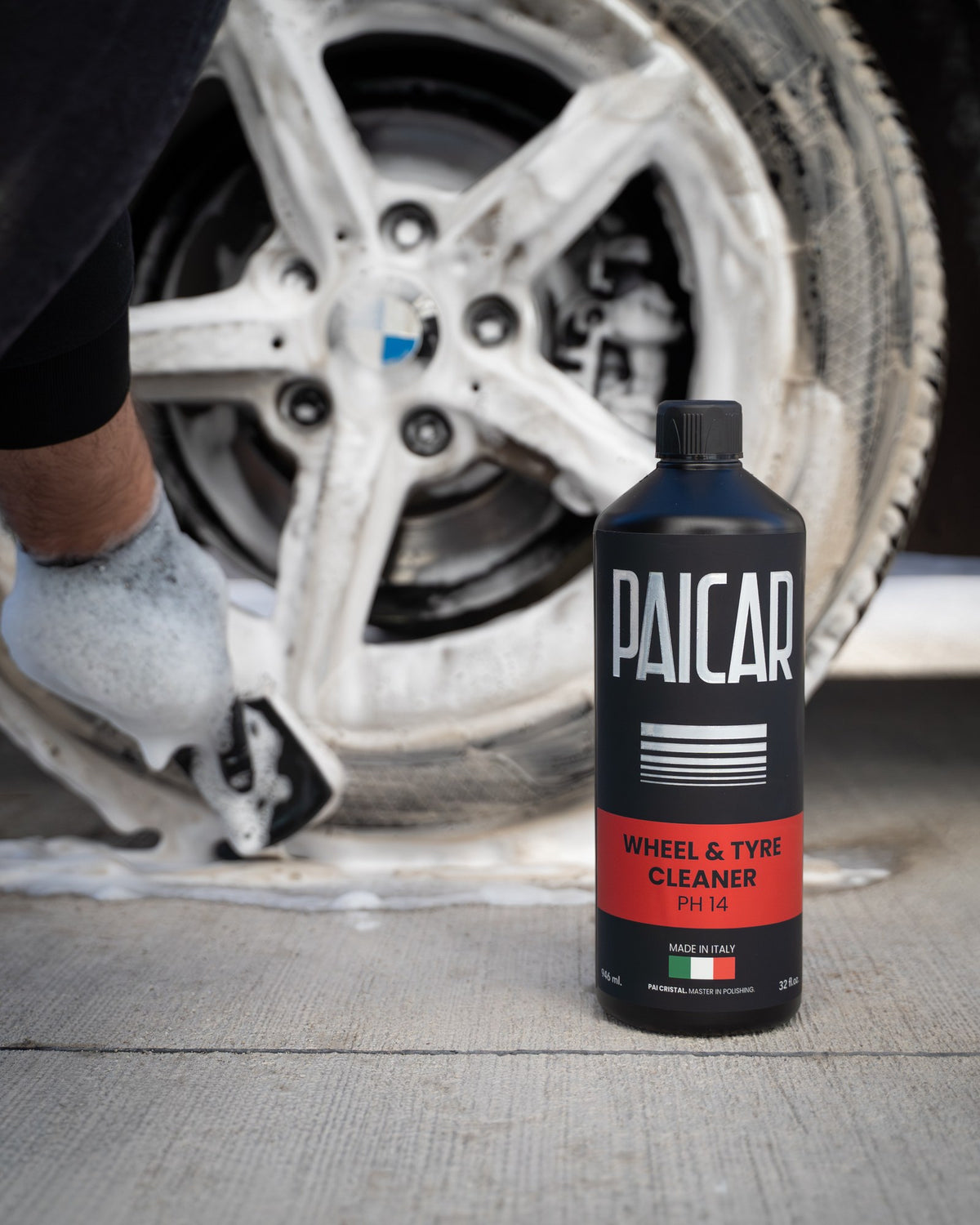 Butelka PAICAR Wheel & Tyre Cleaner przy myciu felgi, zdjęcie producenta